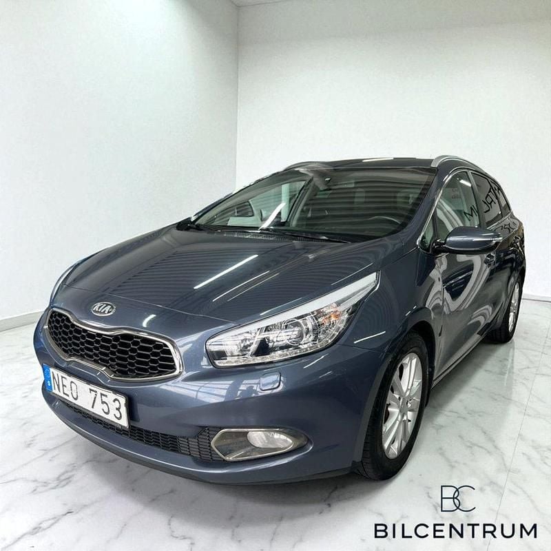 Blå (blå metallic) Begagnad 2013 Kia Ceed Comfort Kombi | 69 900 kr (Marknadspris) - Bild 1/4