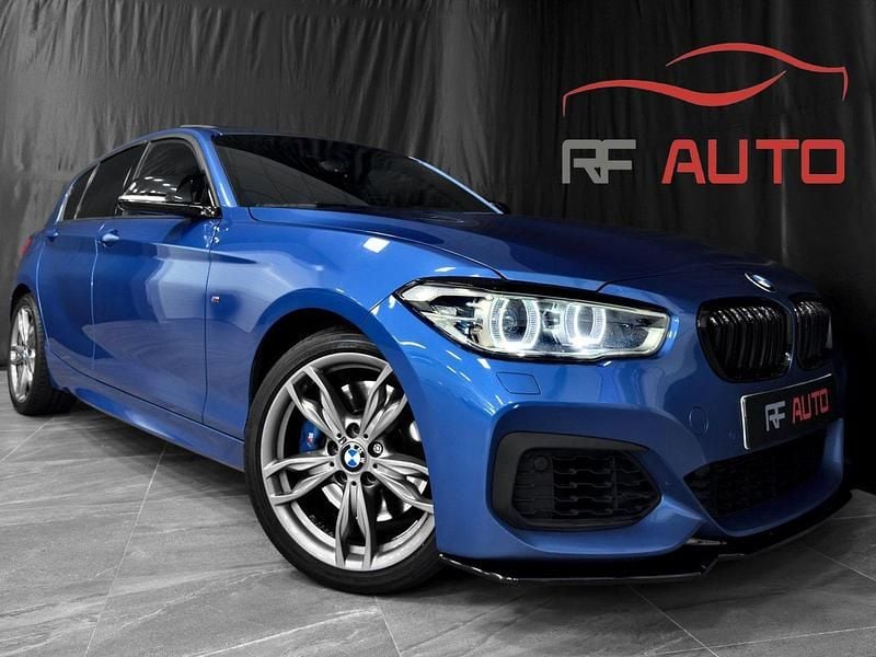 Blå Begagnad 2015 BMW M135 Halvkombi | 309 900 kr (Marknadspris) - Bild 1/4