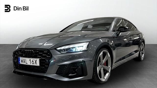 Daytonagrå pärleffekt Begagnad 2023 Audi A5 Sportback S-Line Halvkombi | 404 900 kr (Marknadspris) - Bild 1/4