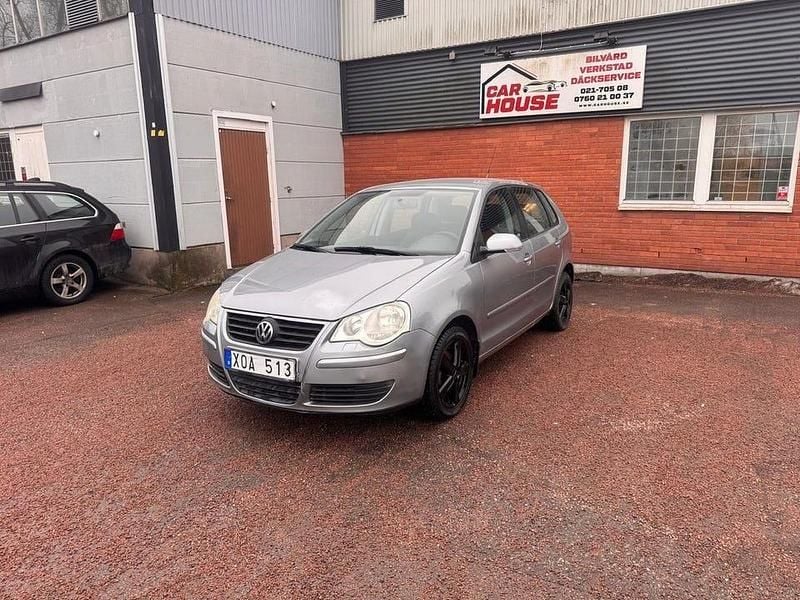 Begagnad VW Polo Comfortline 75 HK (55 kW) 2006 Silver Halvkombi