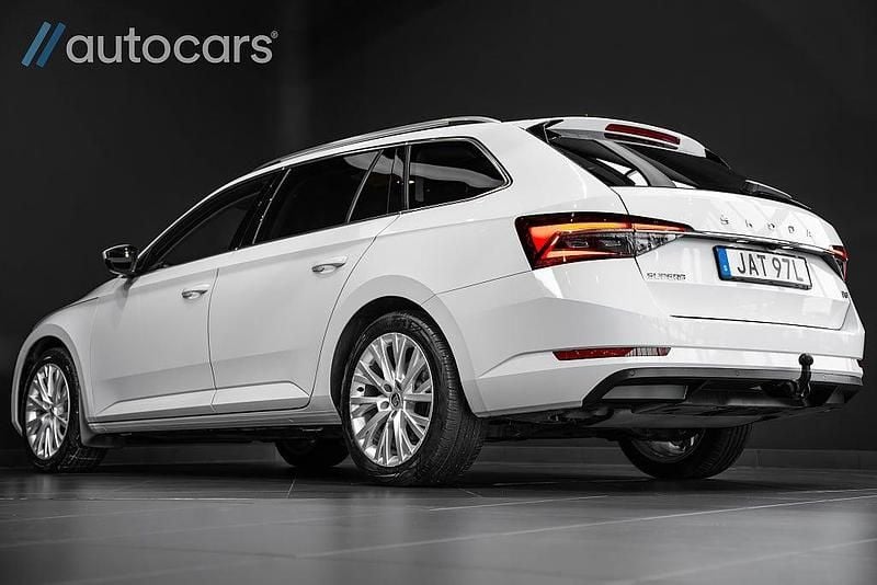 Begagnad Skoda Superb 218 HK (160 kW) 2024 Vit Kombi