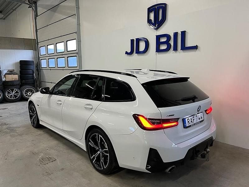 Begagnad BMW 330e M Sport 184 HK (135 kW) 2023 Vit Kombi