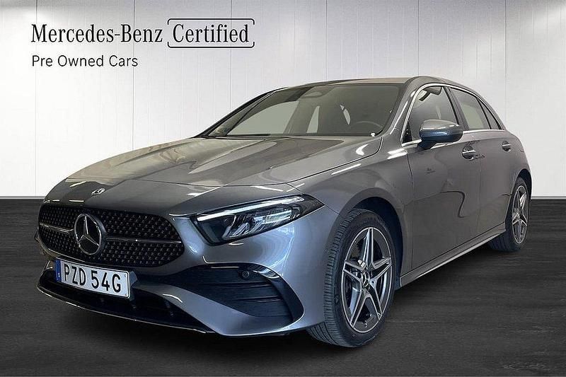 Mörkgrå Begagnad 2023 Mercedes A250 AMG Line Premium Halvkombi | 359 900 kr (Marknadspris) - Bild 1/4