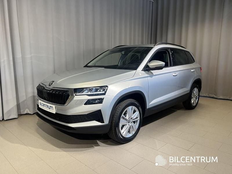 Silver Ny 2025 Skoda Karoq Selection SUV | 364 900 kr (Marknadspris) - Bild 1/4