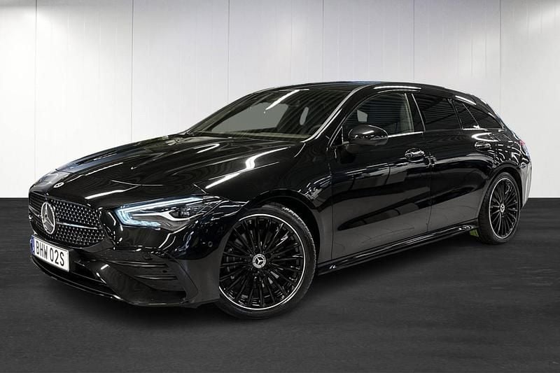 Svart (black) Begagnad 2024 Mercedes CLA200 AMG line Kombi | 499 000 kr - Bild 1/4
