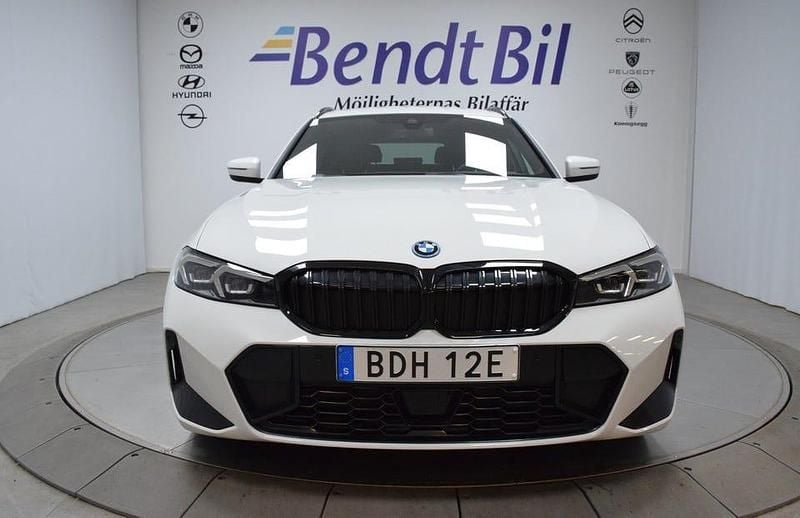 Begagnad BMW 330 M Sport 292 HK (214 kW) 2023 Vit Kombi