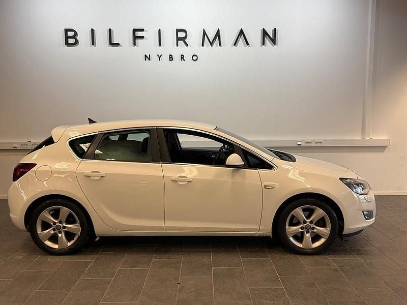 Vit Begagnad 2009 Opel Astra Enjoy Halvkombi | 49 900 kr (Marknadspris) - Bild 1/4