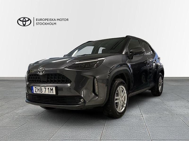 Grå Begagnad 2025 Toyota Yaris Hybrid Active | 299 900 kr (Marknadspris) - Bild 1/4