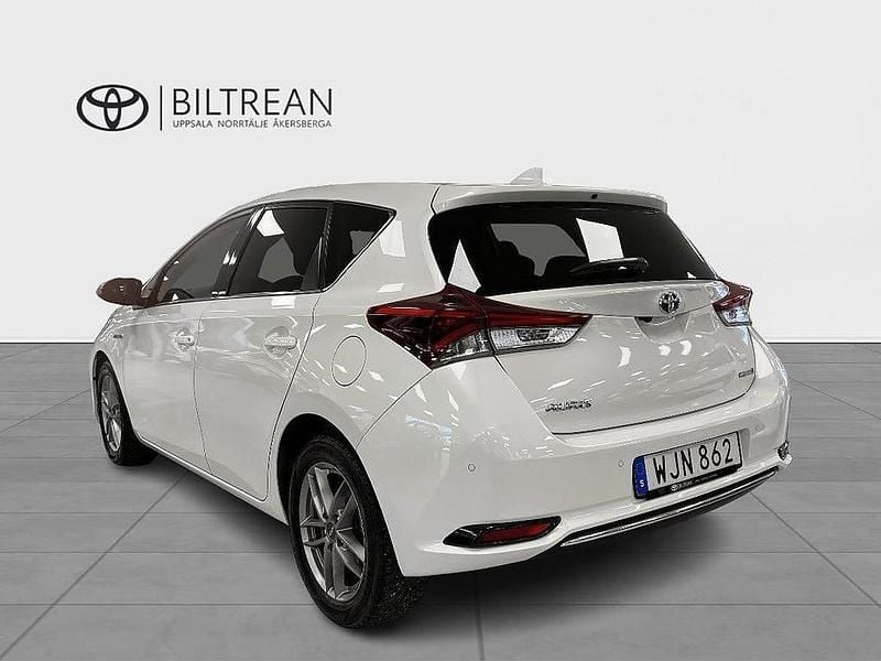 Begagnad Toyota Auris Hybrid Executive 136 HK (100 kW) 2017 Vit Halvkombi