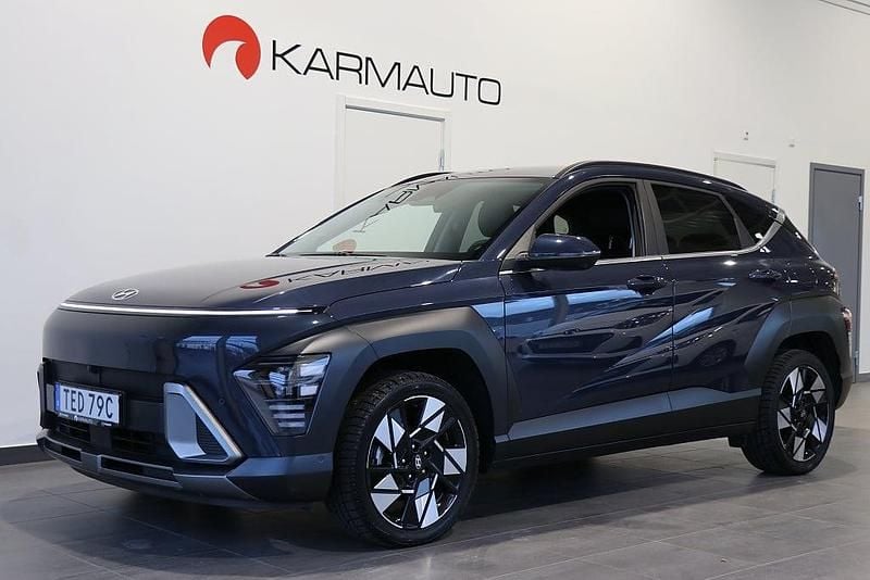 Blå Begagnad 2024 Hyundai Kona Advanced SUV | 304 900 kr (Marknadspris) - Bild 1/4
