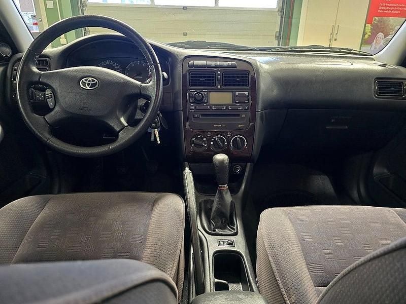 Begagnad Toyota Avensis 129 HK (94 kW) 2001 Gul Sedan