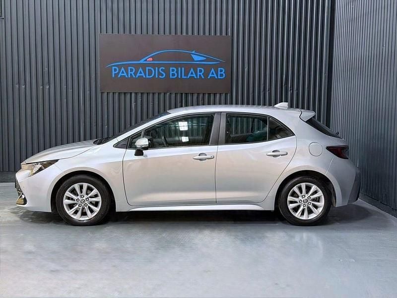 Begagnad Toyota Corolla Hybrid Active 140 HK (102 kW) 2023 Silver Halvkombi