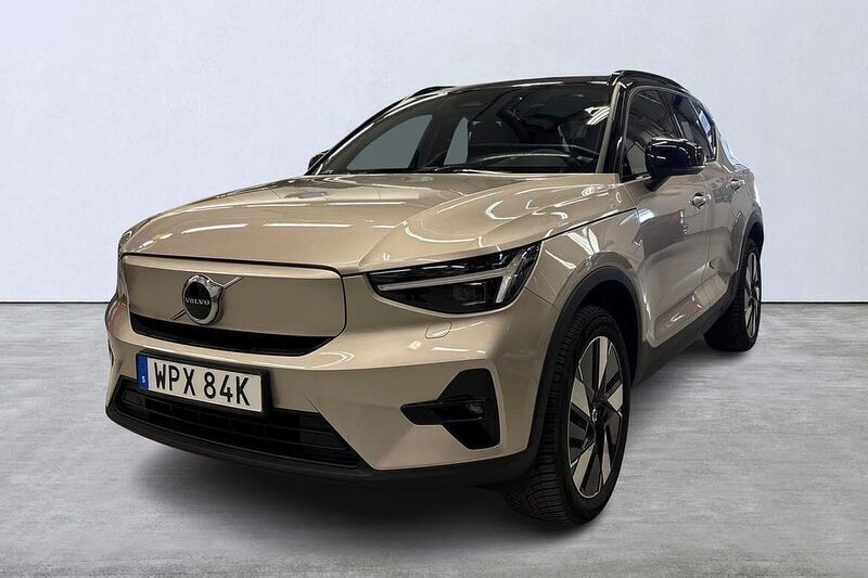 Ljusgrå (grå) Begagnad 2023 Volvo XC40 Plus SUV | 499 900 kr (Dyr) - Bild 1/4