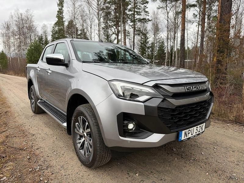 Grå Begagnad 2024 Isuzu D-Max Pickup | 699 000 kr (Bra pris) - Bild 1/4