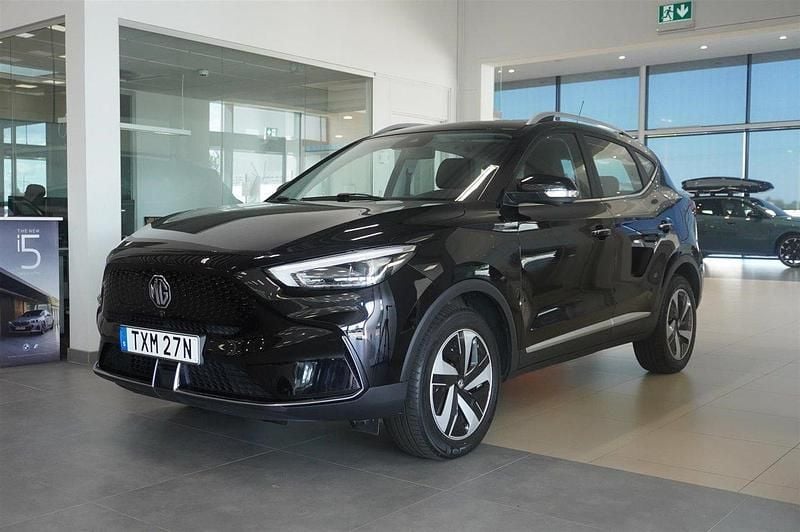 Svart (pebble black) Begagnad 2022 MG ZS Luxury Sedan | 229 900 kr (Superpris) - Bild 1/4