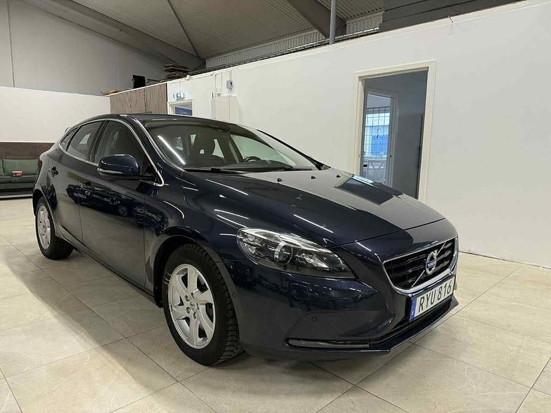 Blå Begagnad 2014 Volvo V40 Kombi | 139 800 kr (Marknadspris) - Bild 1/4
