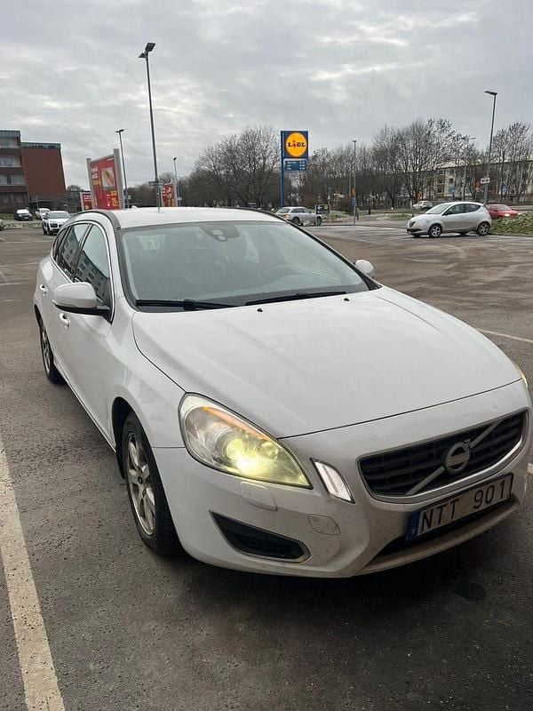 Vit Begagnad 2011 Volvo V60 Kombi | 35 000 kr (Dyr) - Bild 1/4