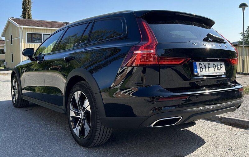 Svart Begagnad 2020 Volvo V60 CC Kombi | 279 000 kr (Lite dyr) - Bild 1/4