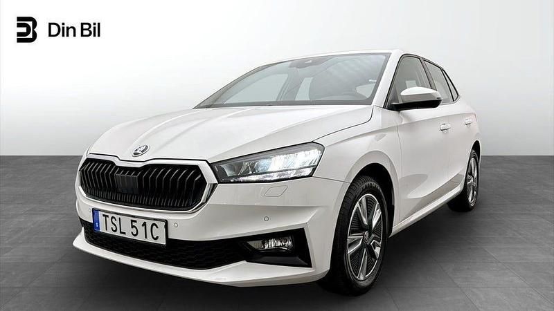 Vit (candy white) Begagnad 2023 Skoda Fabia Style Halvkombi | 213 900 kr (Marknadspris) - Bild 1/4
