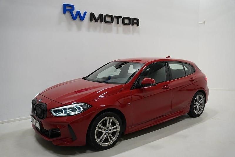 Begagnad BMW 118 M Sport 136 HK (100 kW) 2021 Röd Halvkombi