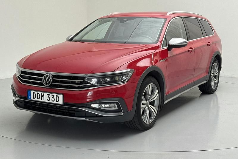 Röd Begagnad 2020 VW Passat Business Sedan | 264 800 kr (Marknadspris) - Bild 1/4