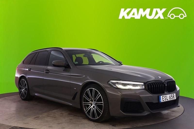 Grå Begagnad 2021 BMW 520 M Sport Kombi | 329 800 kr (Marknadspris) - Bild 1/3