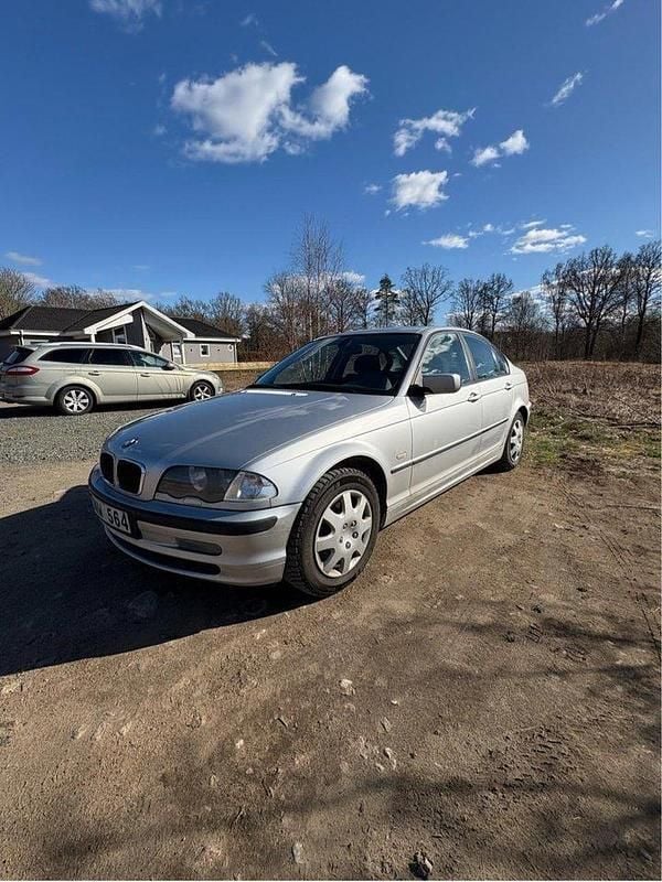 Grå Begagnad 2001 BMW 318 Sedan | 28 999 kr (Marknadspris) - Bild 1/4