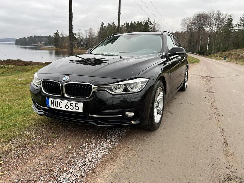 Svart Begagnad 2017 BMW 318 Sport Line Kombi | 139 500 kr (Marknadspris) - Bild 1/4