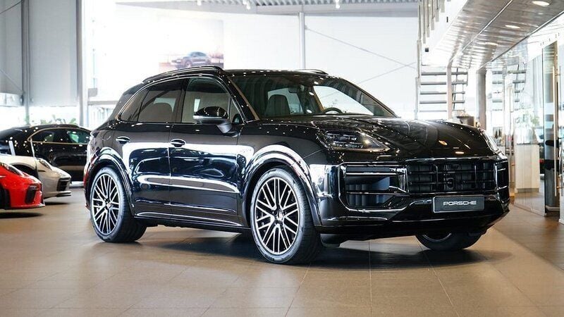 Svart Ny 2025 Porsche Cayenne SUV | 1 498 700 kr (Superpris) - Bild 1/4