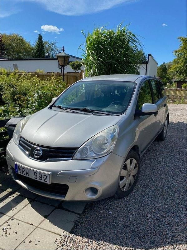 Silver Begagnad 2011 Nissan Note Minibuss | 41 500 kr (Marknadspris) - Bild 1/2