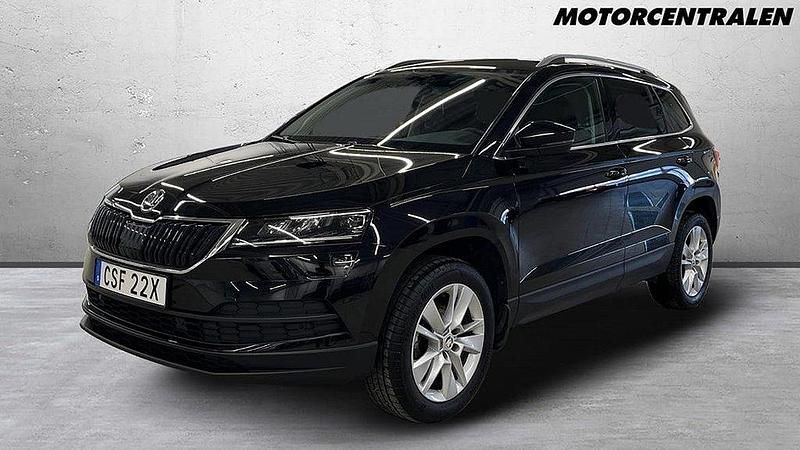 Svart Begagnad 2021 Skoda Karoq Style SUV | 239 000 kr (Marknadspris) - Bild 1/4