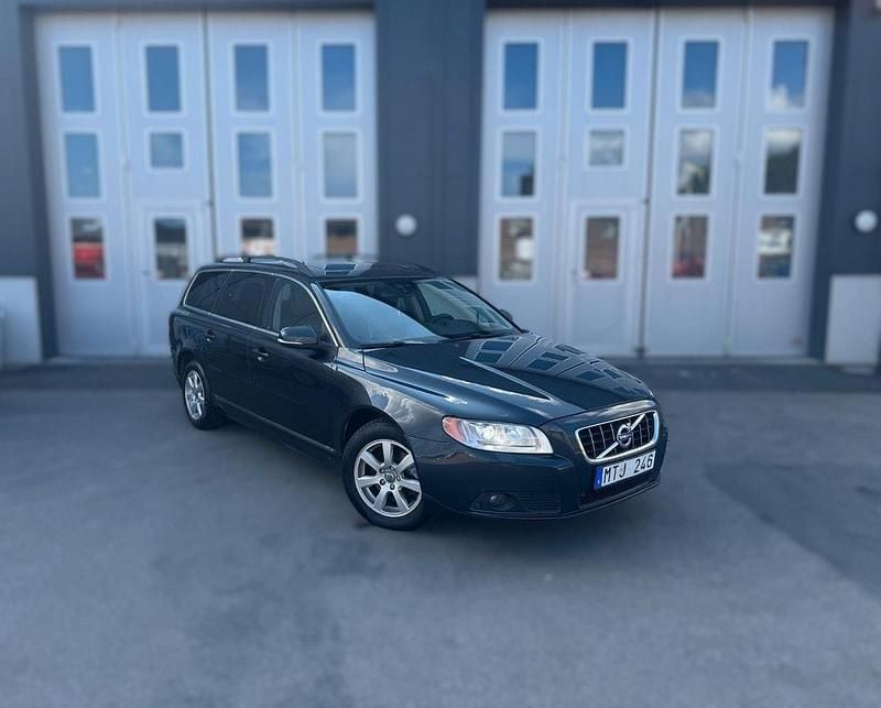 Grå Begagnad 2012 Volvo V70 Momentum Kombi | 79 900 kr (Superpris) - Bild 1/4