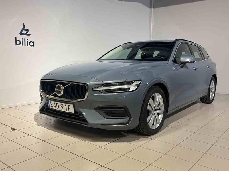 Grå Begagnad 2023 Volvo V60 Kombi | 284 500 kr (Bra pris) - Bild 1/1