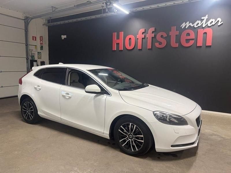 Begagnad Volvo V40 Momentum 190 HK (139 kW) 2014 Vit Halvkombi