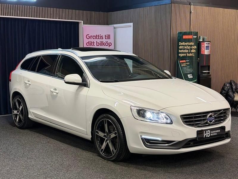 Vit Begagnad 2015 Volvo V60 Summum Kombi | 164 900 kr (Marknadspris) - Bild 1/4