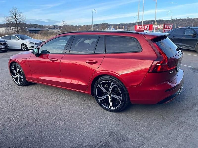 Begagnad Volvo V60 456 HK (335 kW) 2023 Röd Kombi
