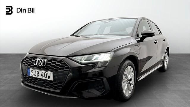 Brilliantsvart Begagnad 2023 Audi A3 Sportback e-tron Proline Sedan | 319 000 kr (Marknadspris) - Bild 1/4