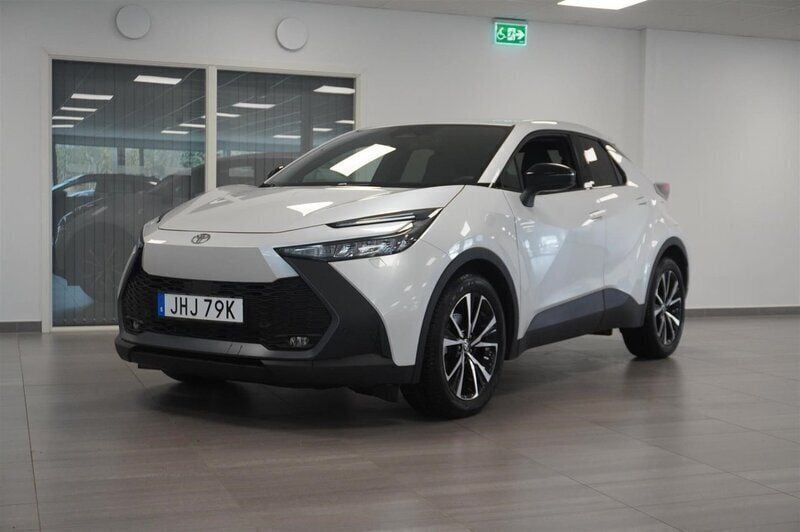 Vit Begagnad 2023 Toyota C-HR Style SUV | 359 800 kr (Dyr) - Bild 1/4