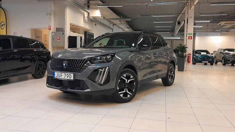 Grå Begagnad 2023 Peugeot 2008 GT SUV | 239 900 kr (Marknadspris) - Bild 1/4