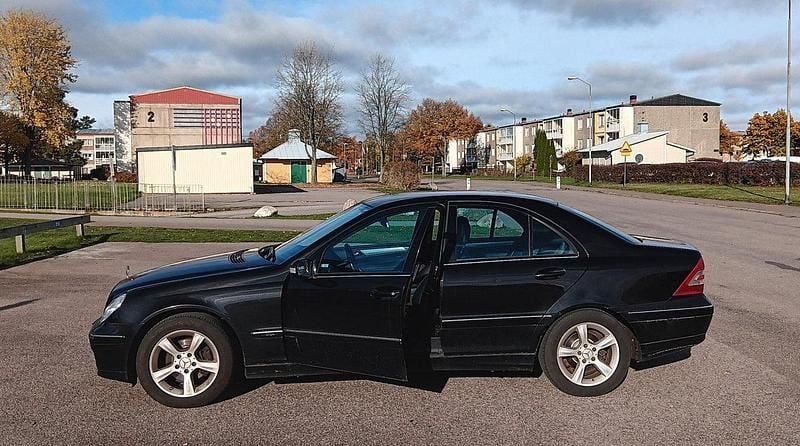 Svart Begagnad 2007 Mercedes C180 Avantgarde Sedan | 55 000 kr (Marknadspris) - Bild 1/4