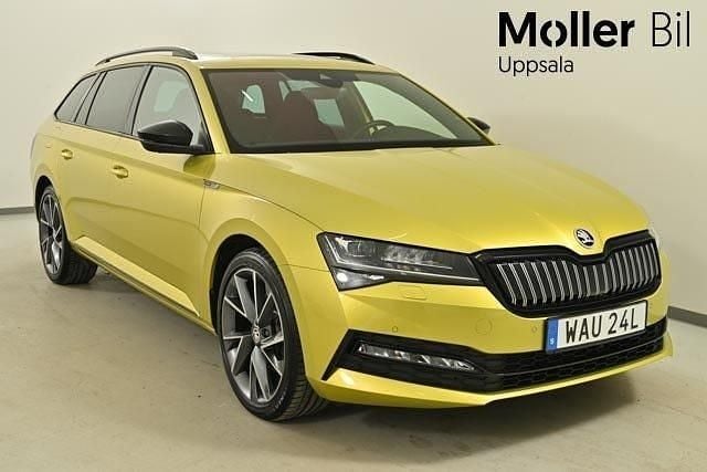Gul (dragon skin) Begagnad 2024 Skoda Superb Kombi | 409 000 kr (Marknadspris) - Bild 1/3