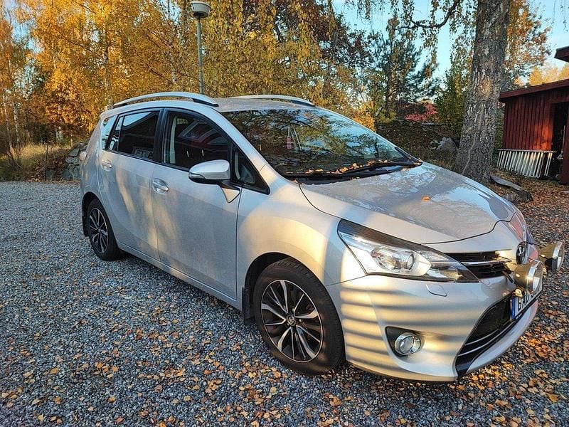 Silver Begagnad 2017 Toyota Verso Multidrive S Minibuss | 185 000 kr (Marknadspris) - Bild 1/3