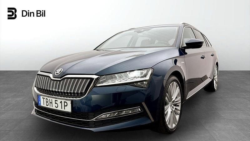 Blå Begagnad 2023 Skoda Superb Business Line Kombi | 379 900 kr (Lite dyr) - Bild 1/4
