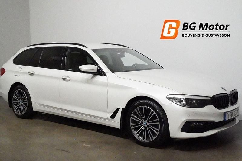 Vit Begagnad 2017 BMW 520 Sport Line Kombi | 209 600 kr (Lite dyr) - Bild 1/4