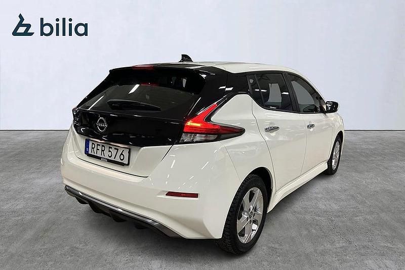 Begagnad Nissan Leaf Acenta 111 kW (151 HK) 2023 Vit Halvkombi