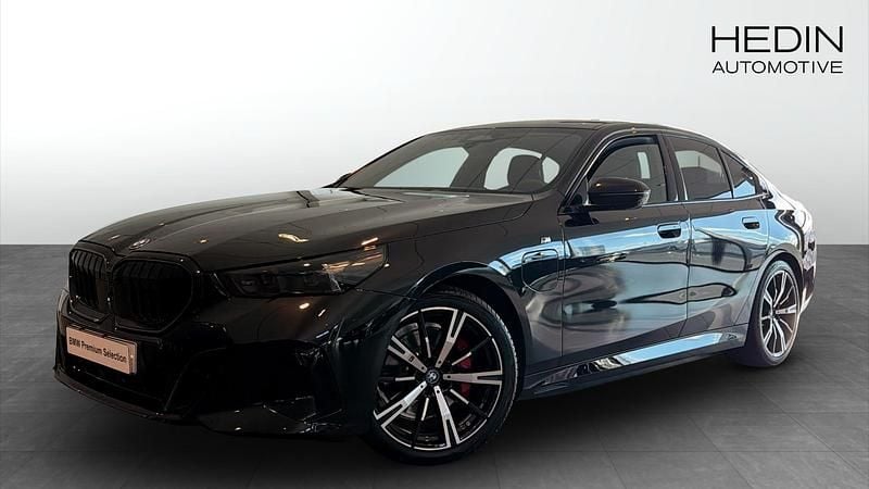 Svart (black) Begagnad 2025 BMW 530e M Sport Sedan | 698 700 kr (Bra pris) - Bild 1/4