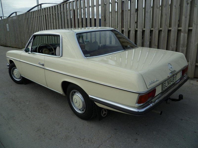 Såld Mercedes W114 250 C, begagnad 1980, 25 000 mil i Gotland