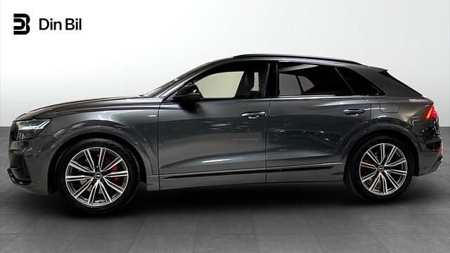 Begagnad Audi Q8 S-Line 462 HK (339 kW) 2021 Daytonagrå pärleffekt SUV