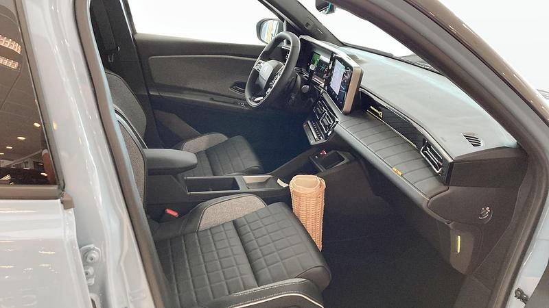 Begagnad Renault 4 E-Tech Iconic 110 kW (150 HK) 2025 Blå (blue) SUV