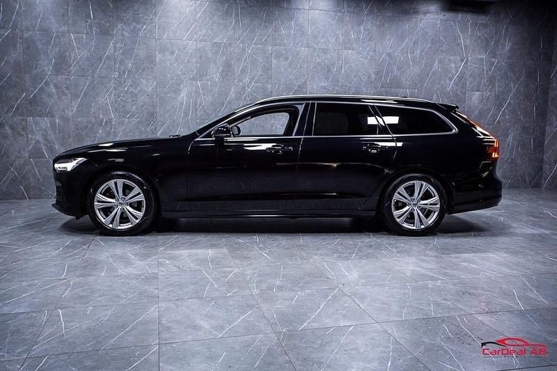 Begagnad Volvo V90 Momentum 190 HK (139 kW) 2020 Svart Kombi